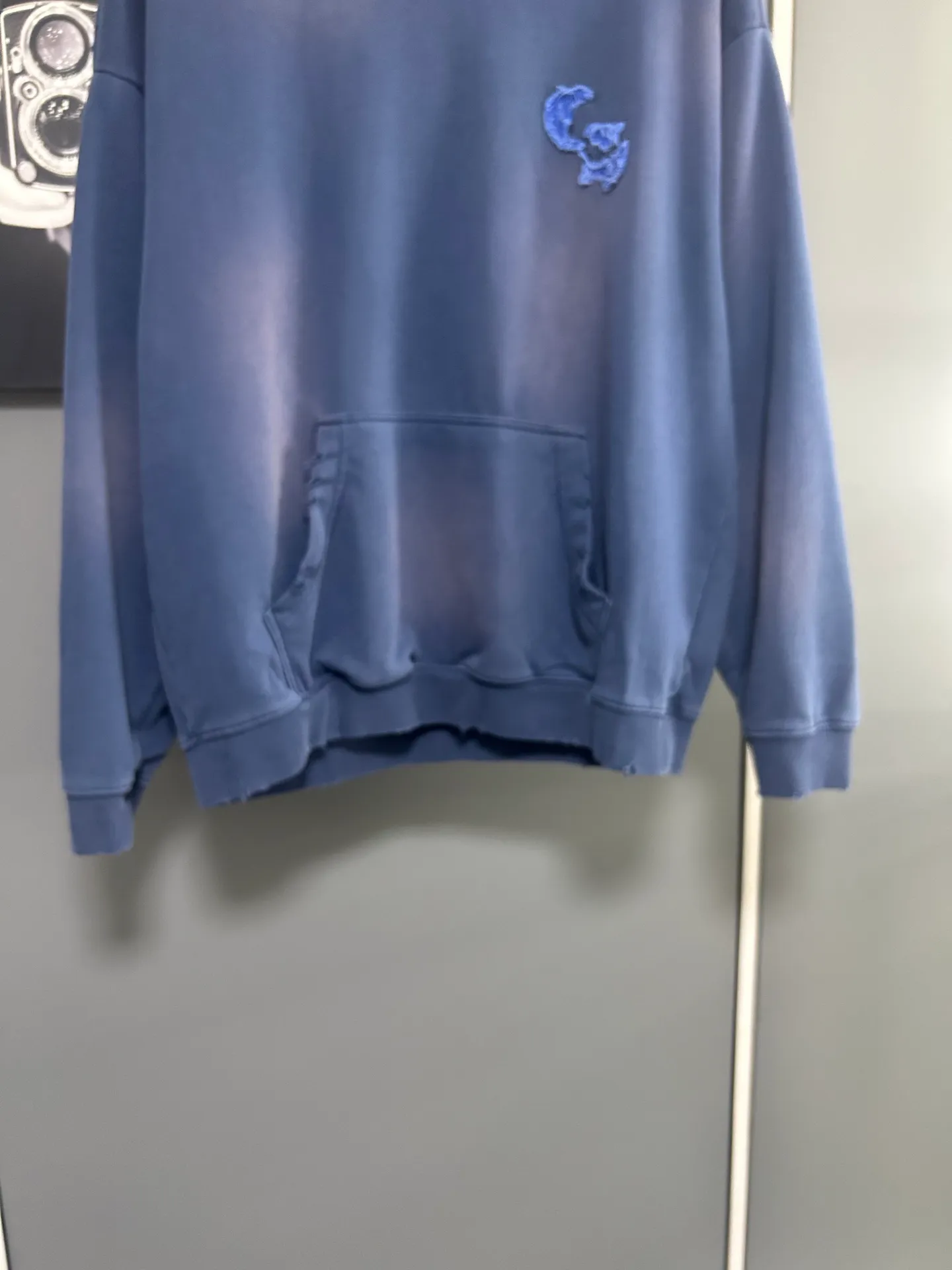 P310 𝗖𝗵𝗿𝗼𝗺𝗲 𝗛𝗲𝗮𝗿𝘁𝘀/Cro Heart 2025 Cross Patch Embroidery Summer New Original Single Counter American Acid Washed Distressed Laser Burnt Patch Embroidery Couple Casual Hooded Sweatshirt 👑The highest version! Customized fabric 440g tripe terry fabric! American acid-washed and distressed original fabric laser burnt ✟appliqué embroidery and exquisite embroidery of letters! The best-selling model at the counter. It is very comfortable to wear. It is low-key yet luxurious. It is very classy when worn. The large size and tailoring are needless to say. The upper body is exquisite and vivid. 👍High-end first-class materials. A truly palace-level product. The cotton from Turkey is of outstanding quality. After heavy washing, the clothes are very soft! Not picky, the upper body is absolutely stylish and extremely luxurious. Auxiliary materials: The original model has been authenticated and labeled ➕100% silk washed with water label. Genuine purchase-grade original hangtag➕matching hanging rope➕3D hanging beads➕original packaging bag. Craftsmanship: The original version has consistent wiring! The highest version of the armhole matching technique! Countless times of pattern making to 100% restore the original appearance! The correct version is the same for men and women, super eye-catching, super good-looking, and super atmospheric! Color: White Black Royal Blue Size, XS S M L